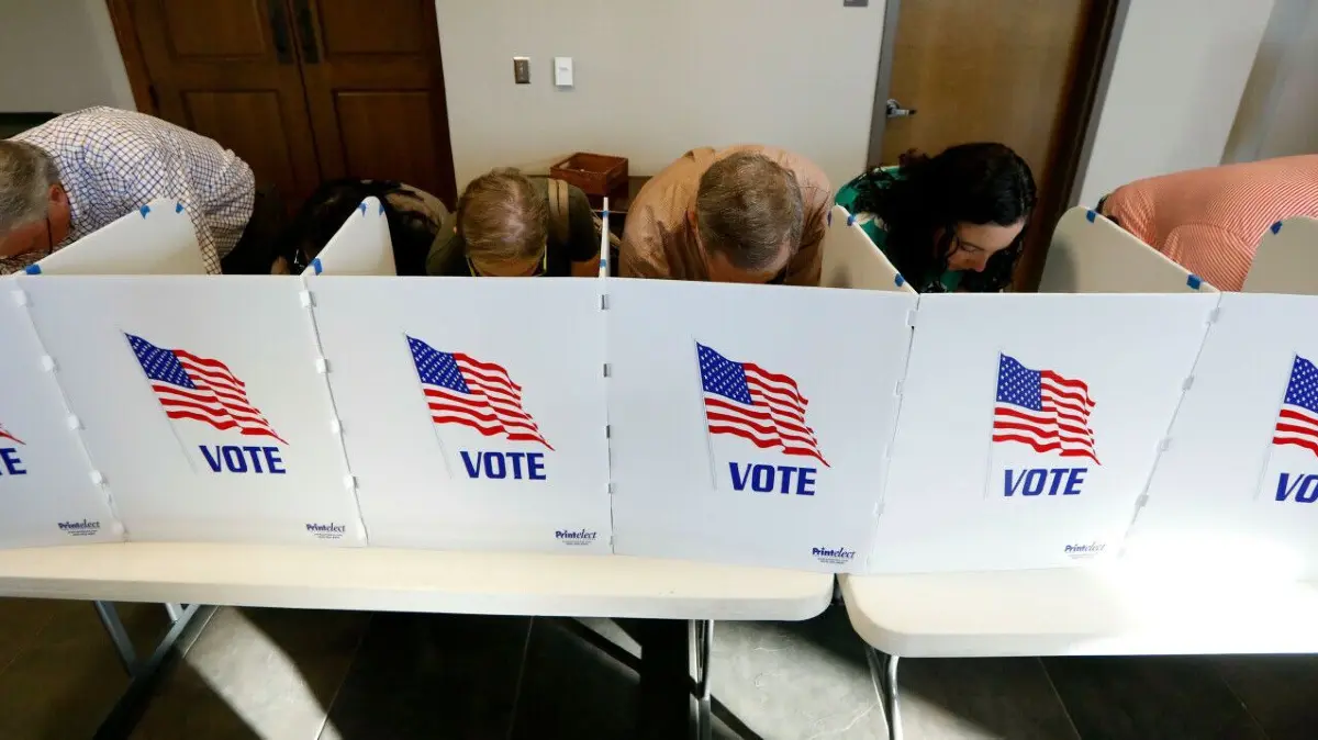 Im November 2022 finden in den USA Kongresswahlen statt. Bei diesen Zwischenwahlen, den sogenannten Midterms, werden alle 435 Sitze im Repräsentantenhaus und 35 der 100 Sitze im Senat vergeben. Was sind die Aufgaben des amerikanischen Senats? Wer kann Senator werden und wer darf wählen? Alle Infos im Überblick.
ARCHIV - 06.11.2018, USA, Ridgeland: Wahlberechtigte geben ihre Stimme ab. Bei den Zwischenwahlen, den sogenannten Midterms, werden alle 435 Sitze im Repräsentantenhaus und 35 der 100 Sitze im Senat vergeben. (zu dpa «Gefährliche Kandidaten - US-Midterms als Abstimmung über Demokratie») Foto: Rogelio V. Solis/AP/dpa +++ dpa-Bildfunk +++
