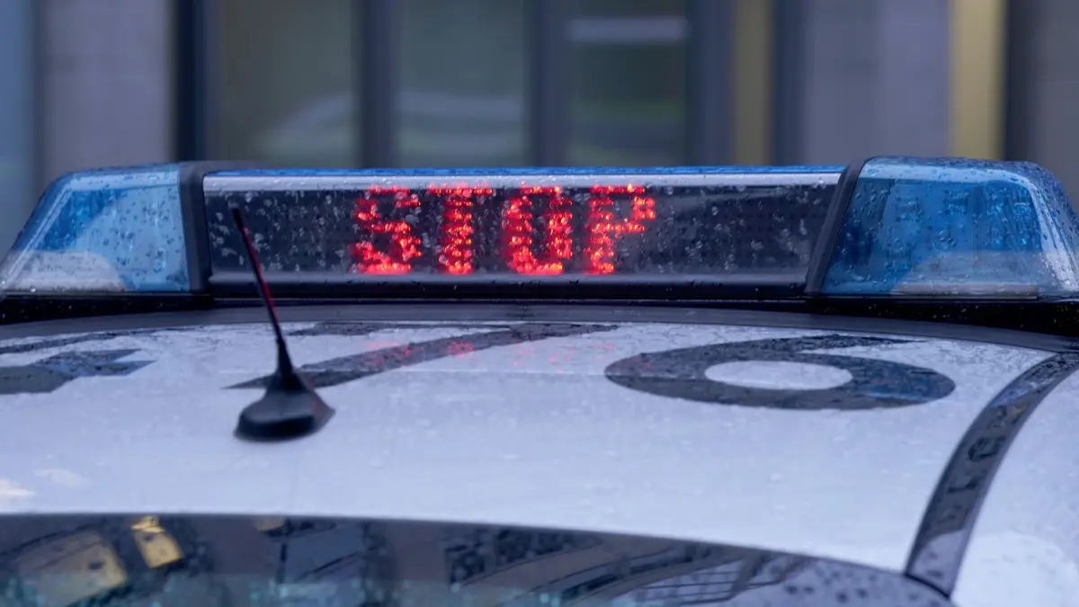 Polizei Symbolbild: ARCHIV - 15.03.2024, Hamburg: Der Schriftzug "Stop" ist neben dem Blaulicht auf dem Dach eines Polizeiautos zu lesen. (zu dpa: «Motorradfahrer stürzt nach Verfolgungsfahrt auf Feldweg») Foto: Marcus Brandt/dpa +++ dpa-Bildfunk +++