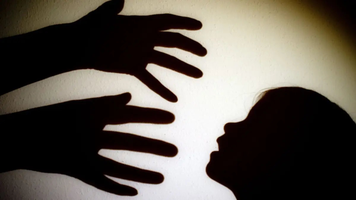 Früher war es nicht unüblich, Kinder durch Strafen wie Ohrfeigen zum Gehorsam zu bewegen. Autorität und Erziehung sollte aber ohne Gewalt auskommen.⇥