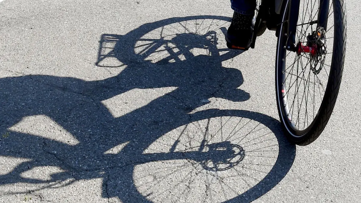 Bei einem Verkehrsunfall hat sich ein 80 Jahre alter Radfahrer am Dienstag in Finsterwalde schwer verletzt (Symbolbild).
ARCHIV - Zum Themendienst-Bericht vom 12. Dezember 2019: Finger weg vom Tuning: Wer sein Pedelec schneller oder stärker macht, fährt illegal. Foto: Uli Deck/dpa/dpa-tmn - Honorarfrei nur für Bezieher des dpa-Themendienstes +++ dpa-Themendienst +++
