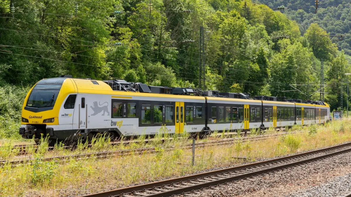 Bislang ist unklar, was zu dem technischen Defekt geführt hat.
Bahnhof Geislingen, liegengebliebener, defeker Regionalzug, GoAhead, Bahn, Zug, MEX