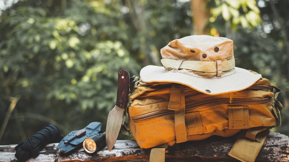 Wer einen entsprechenden Kurs bei der VHS Albstadt besucht hat, kann auch in der Wildnis überleben.⇥
Equipment für Survival, Hut, Rucksack, Messer, Seil, Taschenlampe, Wald, Backpack, Wald. Download am 02.02.2024 für Vera Bender, SWP Zollernalbkreis, Pool West HECH. Foto: © Thicha/adobe.stock.com