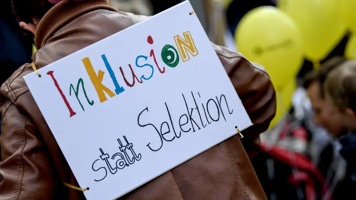 Ein Schild mit der Aufschrift „Inklusive statt Selektion“ wird bei Demonstration anlässlich der Bundestagsdebatte über Bluttests für Schwangere etwa auf ein Down-Syndrom des Kindes gezeigt. Der Bundestag will sich an diesem Donnerstag mit solchen Bluttests befassen.
10.04.2019, Berlin: Ein Schild mit der Aufschrift «Inklusive statt Selektion» wird bei Demonstration anlässlich der Bundestagsdebatte über Bluttests für Schwangere etwa auf ein Down-Syndrom des Kindes gezeigt. Der Bundestag will sich an diesem Donnerstag mit solchen Bluttests befassen. Foto: Britta Pedersen/dpa-Zentralbild/dpa +++ dpa-Bildfunk +++