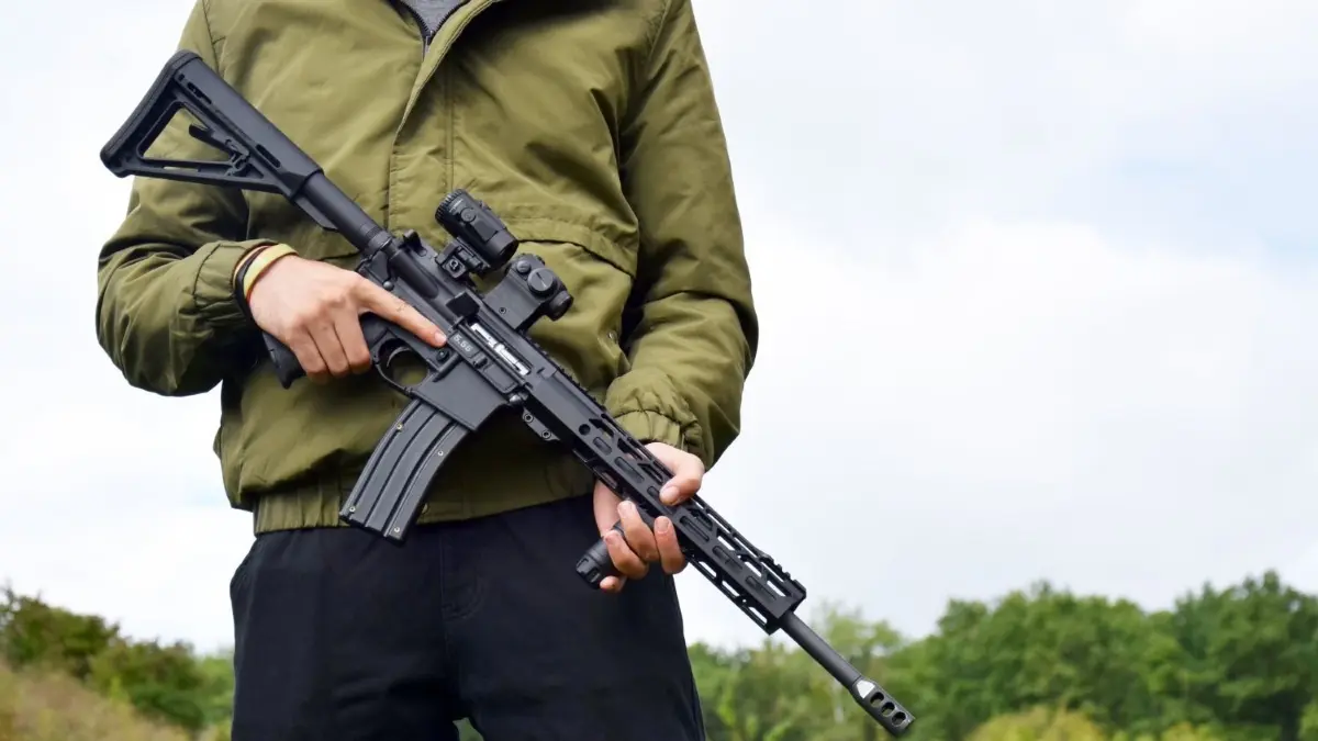 Gewehre wie dieses AR 15 werden, wenn auch selten, in Deutschland von Sportschützen verwendet. In den USA ist die Waffe extrem verbreitet. Auch der Mann, der im März einen SEK-Beamten niedergeschossen hat, verwendete eine solche Waffe.⇥
Diese Waffe verwendete der Reutlinger „Reichsbürger“-Schütze. Ein junger Mann wird im Kampfschießen mit einem Gewehr AR 15 ausgebildet. Download am 13.12.2023 für Reutlingen. Foto: © iama_sing/adobe.stock.com