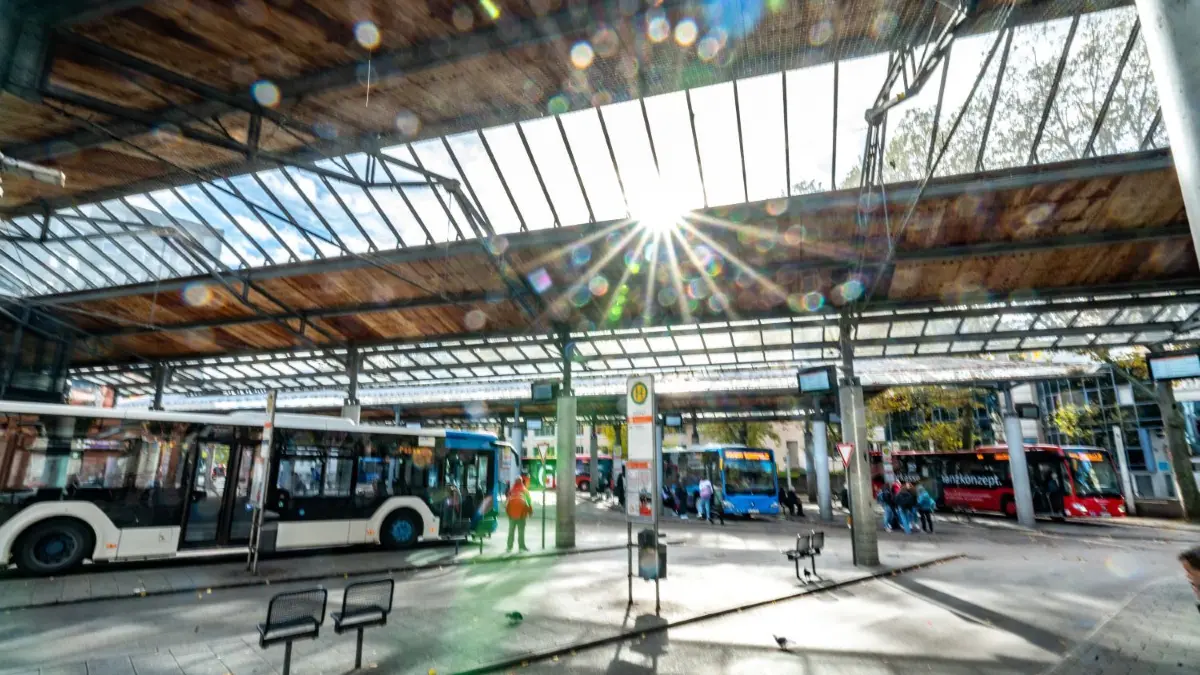 Der Landkreis hat die Zukunft des öffentlichen Nahverkehrs fest im Blick. Zum Fahrplanwechsel im Dezember wird es einige Verbesserungen im Busverkehr geben. Unser Bild zeigt den Zentralen Omnibusbahnhof (ZOB) in Göppingen. ⇥