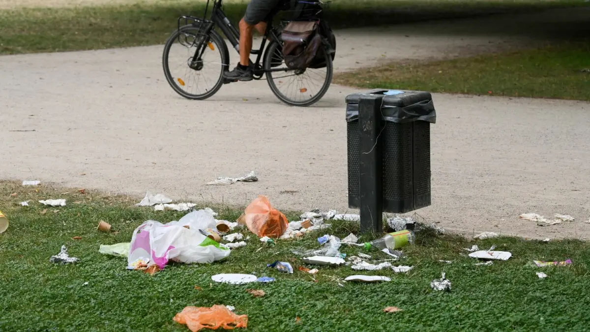 Flaschen, Papier oder Verpackungen – jede Verunreinigung von öffentlichen Flächen ist in Ahrensfelde künftig verboten. Dazu wurde eine entsprechende Verordnung erlassen.
Ein Mülleimer und danebenliegender Müll im Treptower Park. (Zu dpa "Studie klärt auf: Welcher Müll landet in Parks und auf Straßen?") +++ dpa-Bildfunk +++