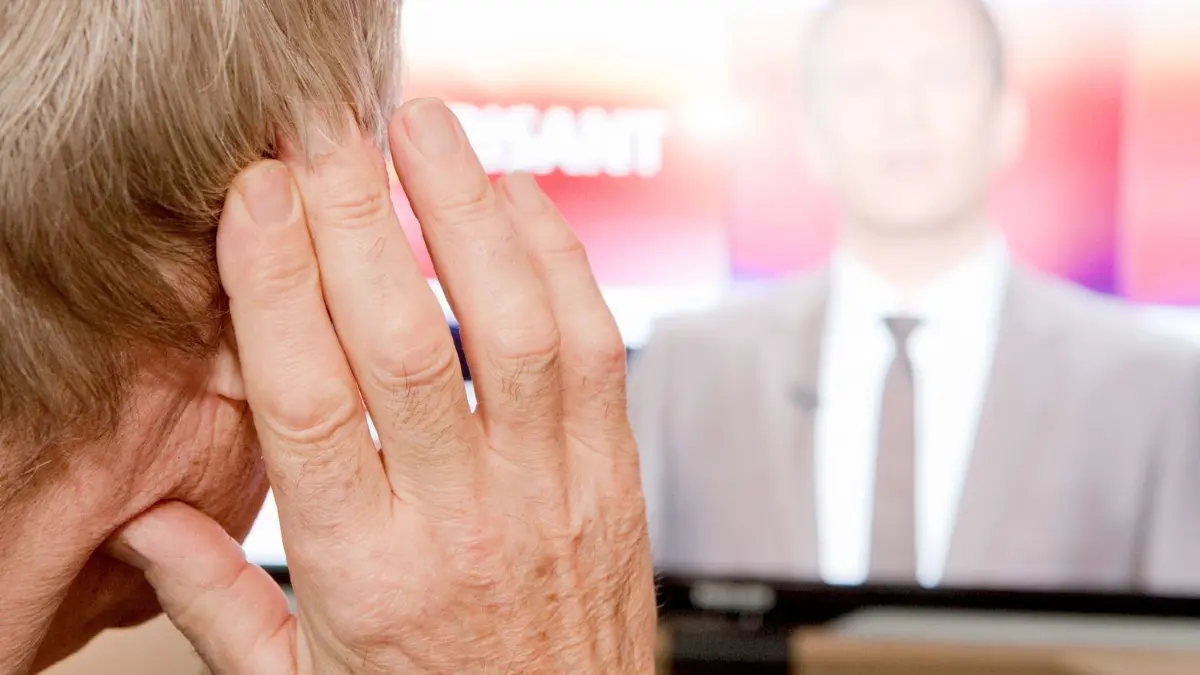 Fernsehen ohne Untertitel? Für schwerhörige oder gehörlose Menschen eine schwierige Situation.⇥
ILLUSTRATION - "Was sagt er?" - Viele Menschen hören im Alter zunehmend schlechter. Foto: Kai Remmers/dpa-mag - Honorarfrei nur für Bezieher des Dienstes dpa-Magazin +++ dpa-Magazin +++