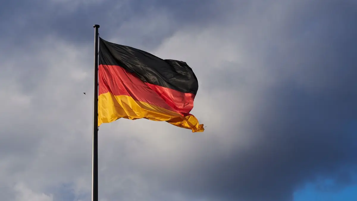Warum ist der 3. Oktober ein Feiertag? Die Bedeutung und weitere Infos im Überblick.
ARCHIV - 16.03.2021, Berlin: Die Abendsonne erstrahlt trotz vieler Wolken die Deutschland Flagge vor dem Reichstag. (Illustration zu "Deutsches Staatsdefizit verringert sich im ersten Halbjahr deutlich") Foto: Annette Riedl/dpa +++ dpa-Bildfunk +++