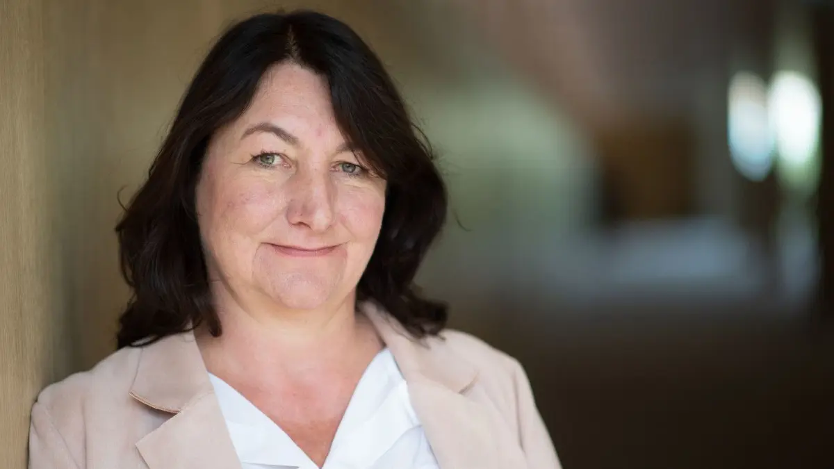 „Unsere Arbeit soll dazu beitragen, dass es eine Fehlerkultur gibt“, sagt die Bürgerbeauftragte Beate Böhlen (Grüne).⇥
ARCHIV - 18.07.2019, Baden-Württemberg, Stuttgart: Beate Böhlen (Bündnis 90/Die Grünen), Landtagsabgeordnete, steht im Foyer des Landtags von Baden-Württemberg. Böhlen hat Diskriminierungsfälle bei der Polizei im Südwesten eingeräumt. (zu dpa «Bürgerbeauftragte: Keine strukturelle Diskriminierung bei Polizei»). Foto: Marijan Murat/dpa +++ dpa-Bildfunk +++