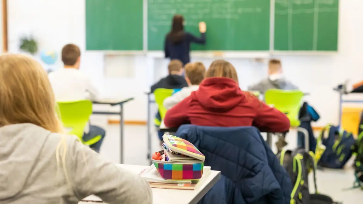 Entlastung für Schulen in Bernau: Der Bedarf nach einem neuen Gymnasium im Niederbarnim ist vorhanden. Der Landkreis will deshalb eine Schule in Panketal bauen. In der Bevölkerung regt sich dagegen allerdings Widerstand. (Symbolbild)
ILLUSTRATION - Schülerinnen und Schüler sitzen während des Unterrichts in ihrem Klassenzimmer. Das Zentrum für Schulqualität und Lehrerbildung (ZSL) Baden-Württemberg hat Schulbücher auf die Darstellung von Juden und des Judentums hin überprüft. (zu dpa «Experten: Keine antisemitischen Tendenzen in Schulbüchern») +++ dpa-Bildfunk +++
