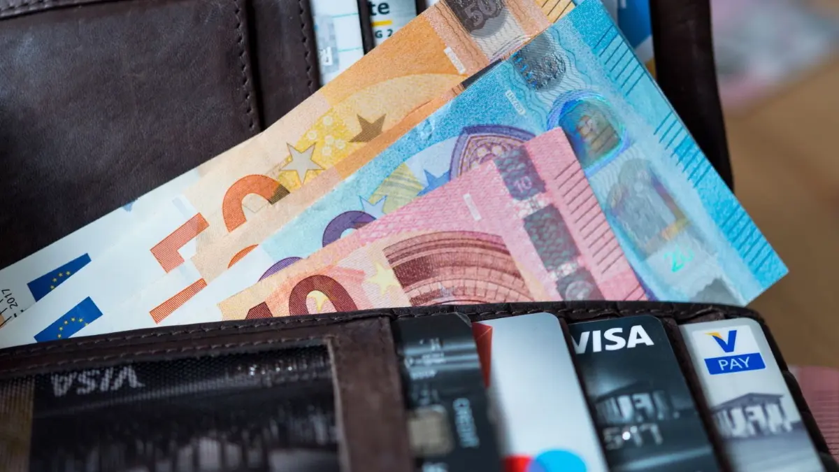 Ein Dieb hat in Kuchen den Geldbeutel einer Seniorin gestohlen, in dem sich Bargeld und Dokumente befanden. (Symbolbild)
ARCHIV - 04.12.2018, Sachsen, Dresden: ACHTUNG: DIESER BEITRAG DARF NICHT VOR DER SPERRFRIST, 20. JUNI, 20 UHR, VERÖFFENTLICHT WERDEN! EIN BRUCH DES EMBARGOS KÖNNTE DIE BERICHTERSTATTUNG ÜBER STUDIEN EMPFINDLICH EINSCHRÄNKEN - ILLUSTRATION - Zahlreiche Banknoten und Bankkarten liegen in einer Geldbörse. Wie ehrlich gehen Menschen mit einer gefundenen Geldbörse um? Macht es einen Unterschied, ob viel oder wenig Geld darin ist? Forscher aus der Schweiz und den USA haben bei einer Studie in 355 Städten in 40 Ländern für sie selbst Überraschendes herausgefunden: Je mehr Geld in der Geldbörse war, desto ehrlicher waren die Menschen, schreiben sie in der Fachzeitschrift «Science». Foto: Monika Skolimowska/zb/dpa +++ dpa-Bildfunk +++ | Verwendung weltweit
Download am 2017 für