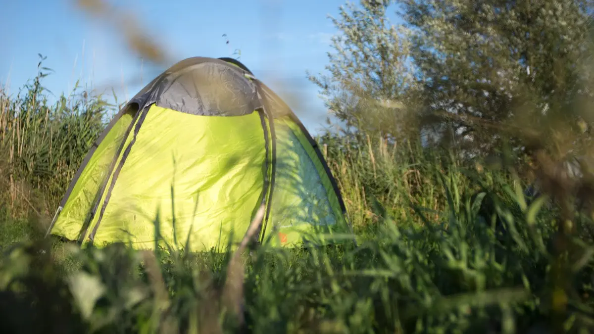 Ähnlich wie beim Couch-Surfen sollen Campern Plätze zum Übernachten auf Wiesen oder im eigenen Garten angeboten werden.
ARCHIV - Zum Themendienst-Bericht von Steven Hille vom 21. Mai 2019: Beim Urlaub im Zelt ist man der Natur am nächsten. Foto: Florian Schuh/dpa-tmn - Honorarfrei nur für Bezieher des dpa-Themendienstes +++ dpa-Themendienst +++