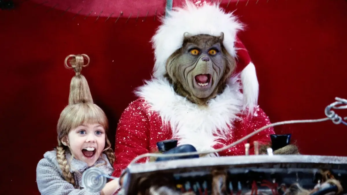 Der Film „Der Grinch“ läuft auch 2023 an Weihnachten im Fernsehen. Die Sendetermine im Überblick.
Cindy Lou Who (Taylor Momsen) unternimmt eine rasante Schlittenfahrt mit dem Grinch (Jim Carrey).