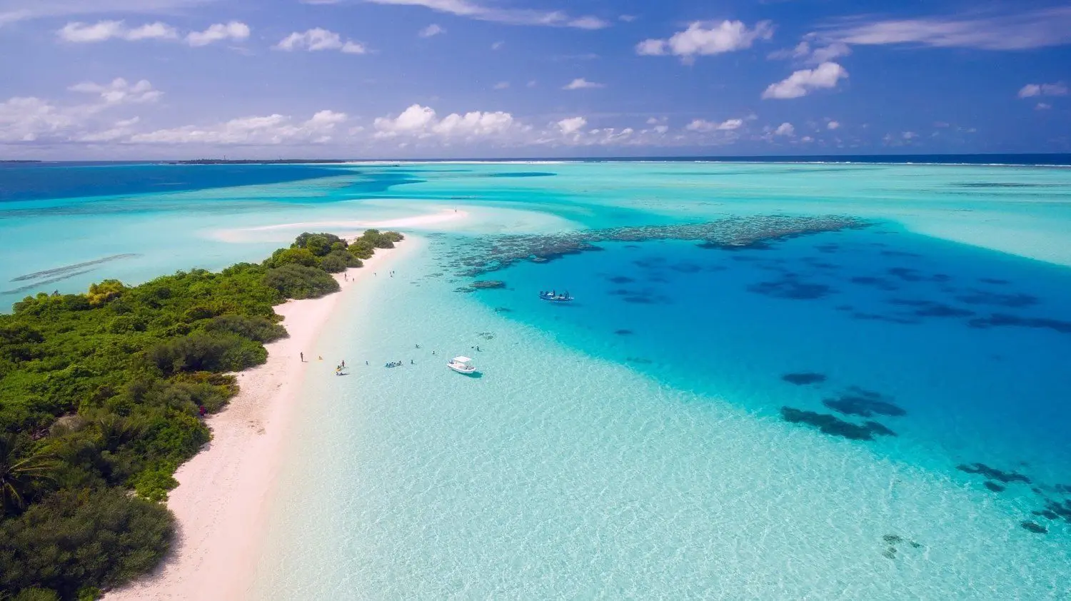 Die Malediven sind wirtschaftlich auf Touristen angewiesen. Doch ist Urlaub auf der Insel mit türkisblauem Wasser und einsamen Stränden aktuell möglich?