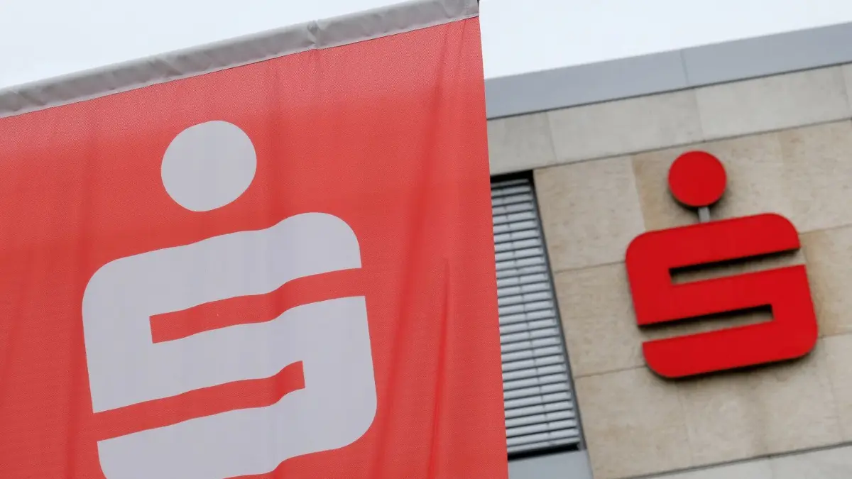 Symbolfoto: Die Polizei warnt vor Betrügern, die E-Mails im Namen der Sparkasse verschicken.
ARCHIV - 11.06.2018, Baden-Württemberg, Stuttgart: Das Sparkassenlogo ist auf einer Fahne und an einem Gebäude der Sparkasse angebracht. (zu dpa: "Sparkassen vergeben weniger Immobilienkredite") Foto: Bernd Weissbrod/dpa +++ dpa-Bildfunk +++