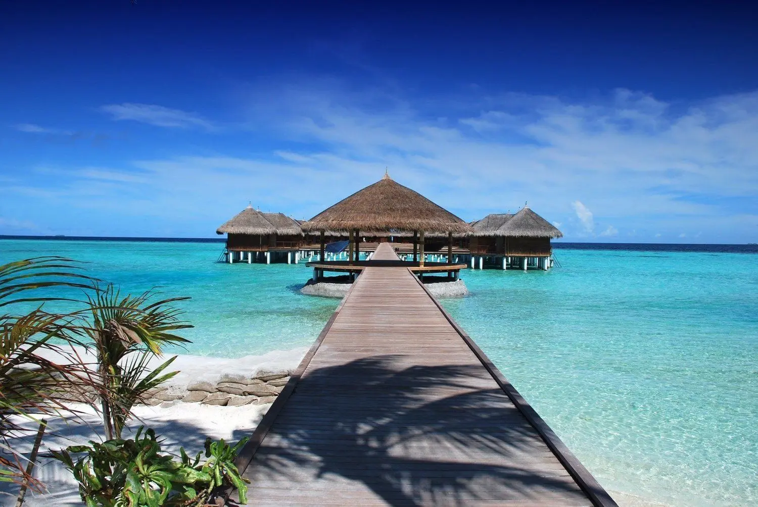 Bungalows an weißen Stränden: Ist der Sommerurlaub auf den Malediven 2021 möglich? Der Inzidenzwert ist zuletzt gesunken.