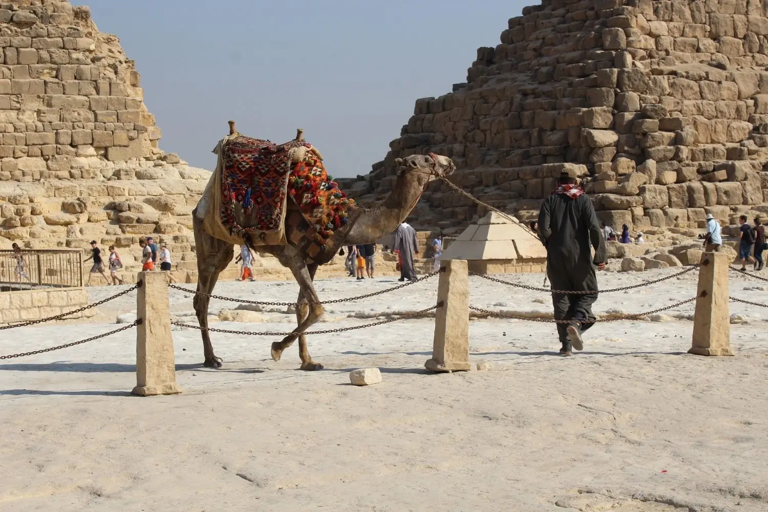 Eine Pyramide in Ägypten. Urlaub ist 2021 im Hochrisikogebiet Ägypten aktuell möglich. Die Einreise-Regeln sind durch hohe Corona-Zahlen aber erschwert. Was gilt?