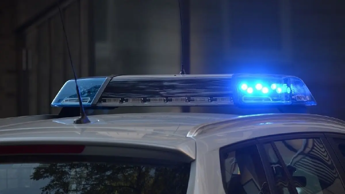 Durch eine gemeldete Ruhestörung wurde die Polizei in der Nacht zu Samstag auf eine nicht genehmigte Veranstaltung mit etwa 150 bis 200 Teilnehmern auf einem ehemaligen Militärgelände in Schönwalde-Glien aufmerksam.