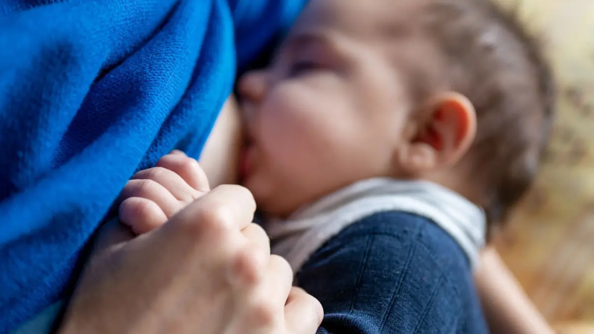 Es kann dauern, bis das Stillen endlich klappt. Die Expertinnen der Schwangerenberatung sind bei Fragen zu Schwangerschaft, Geburt und auch zum Umgang mit dem Baby ansprechbar.
ARCHIV - 05.11.2021, Berlin: Eine Mutter stillt ihren vier Monate alten Sohn. Mediziner haben kurz nach der Corona-Impfung bei stillenden Müttern Spuren des mRNA-Präparats in Muttermilch nachgewiesen - sowohl die Forscher selbst als auch deutsche Experten raten aber Stillenden weiterhin zu einer Immunisierung. (zu dpa "Impfstoff-mRNA in Muttermilch - Experten ohne Sicherheitsbedenken") Foto: Monika Skolimowska/dpa-Zentralbild/dpa +++ dpa-Bildfunk +++