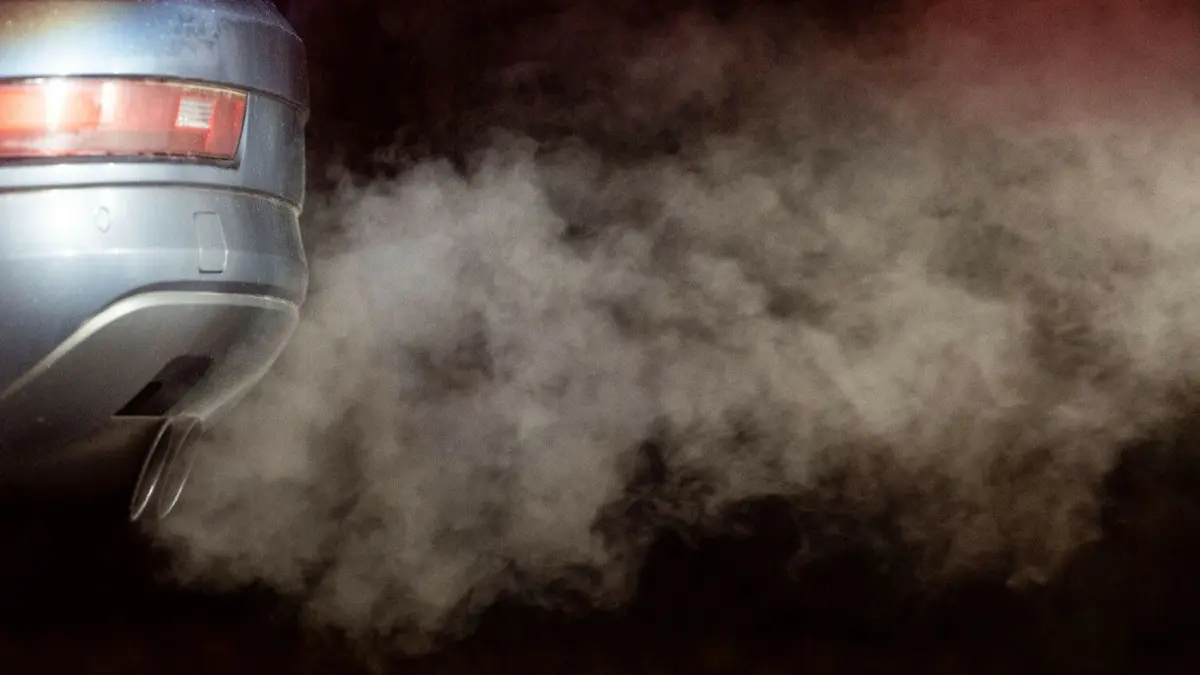 2035 sollen Neuwagen in der EU emissionsfrei sein.
ARCHIV - 23.11.2021, Baden-Württemberg, Stuttgart: Abgase kommen aus dem Auspuff eines Autos und werden in der kalten Morgenluft sichtbar. Im Kampf für mehr Klimaschutz will das EU-Parlament den Verkauf von Neuwagen mit Verbrennungsmotor ab 2035 verbieten. (zu dpa: "EU-Parlament für Verbot neuer Autos mit Verbrenner ab 2035") Foto: Marijan Murat//dpa +++ dpa-Bildfunk +++