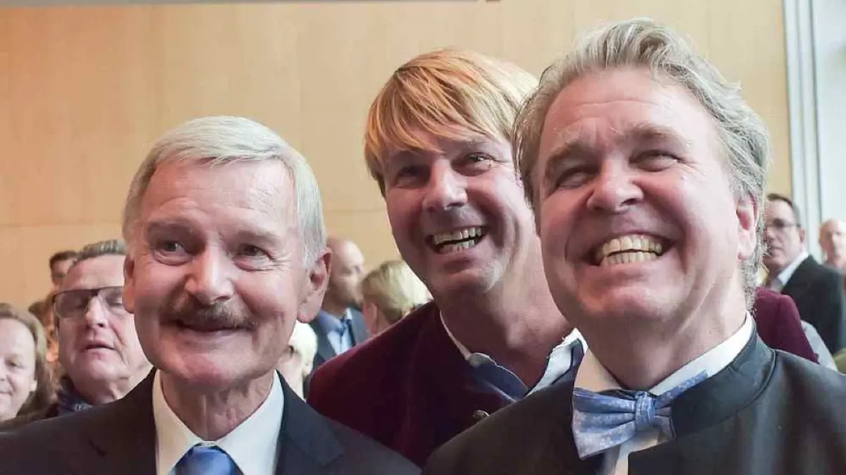 AfD-Kandidat Lothar Maier (links) jubelt mit den Gemeinderäten Bernd Klingler und Heinrich Fiechtner.