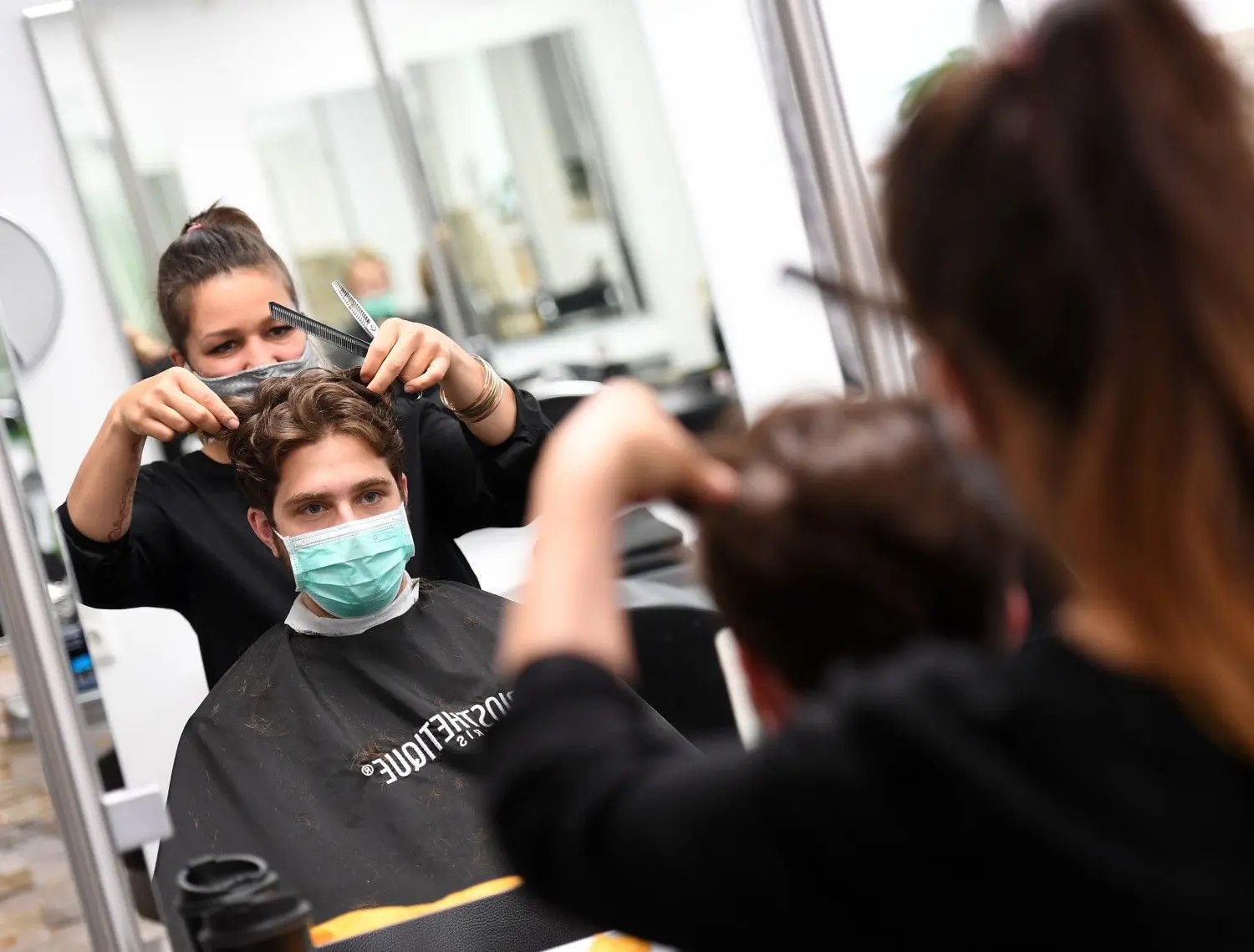 Friseursalons dürfen ab dem 01.03.2021 in vielen Bundesländern Deutschlands wieder öffnen. (Symbolbild)