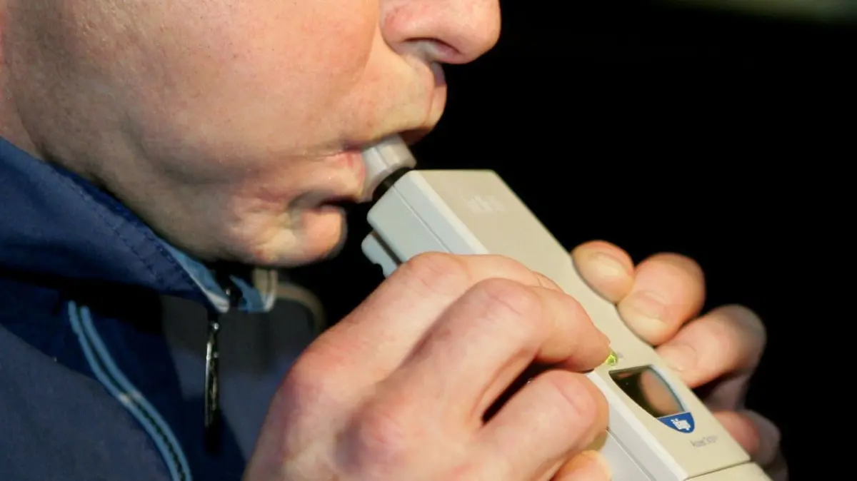 Ein Mann ist bei Ehingen auf der B492 in Schlangenlinien gefahren und ist nach einem Alko-Test nun seinen Führerschein los. (Symbolbild)
ARCHIV - Bei einer männlichen Person wird am 04.02.2005 bei einer Polizeikontrolle ein Alkoholtest durchgeführt. In Dänemark drohen Verkehrssündern ohnehin schon hohe Strafen. Betrunkene Autofahrer können dort jetzt aber mit einem richtig fiesen Kater aufwachen: Werden sie am Steuer erwischt, ist der Wagen weg. Foto: Uli Deck/dpa (zu dpa "Der Kater kommt prompt: Alkoholfahrt in Dänemark kann das Auto kosten" vom 30.06.2014) +++(c) dpa - Bildfunk+++