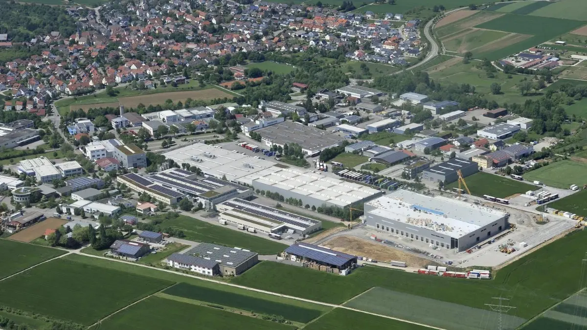 Das Gewerbegebiet Ottmarsheimer Höhe aus der Luft. Die Nähe zur Autobahn macht es attraktiv. Auf Jahre hinaus bekommen Betriebe, die nicht ortsansässig sind, keinen Bauplatz. ⇥