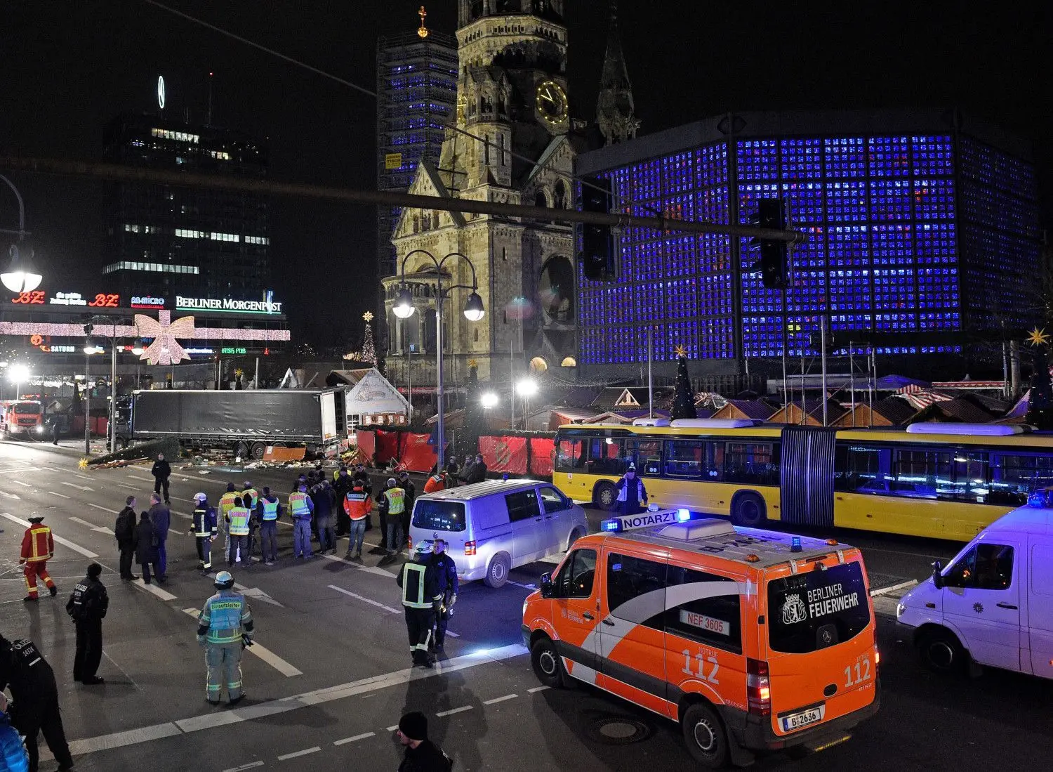 19. Dezember 2016: Der islamistische Terrorist Anis Amri steuert einen Sattelzug in eine Menschenmenge auf dem Weihnachtsmarkt am Breitscheidplatz. ⇥