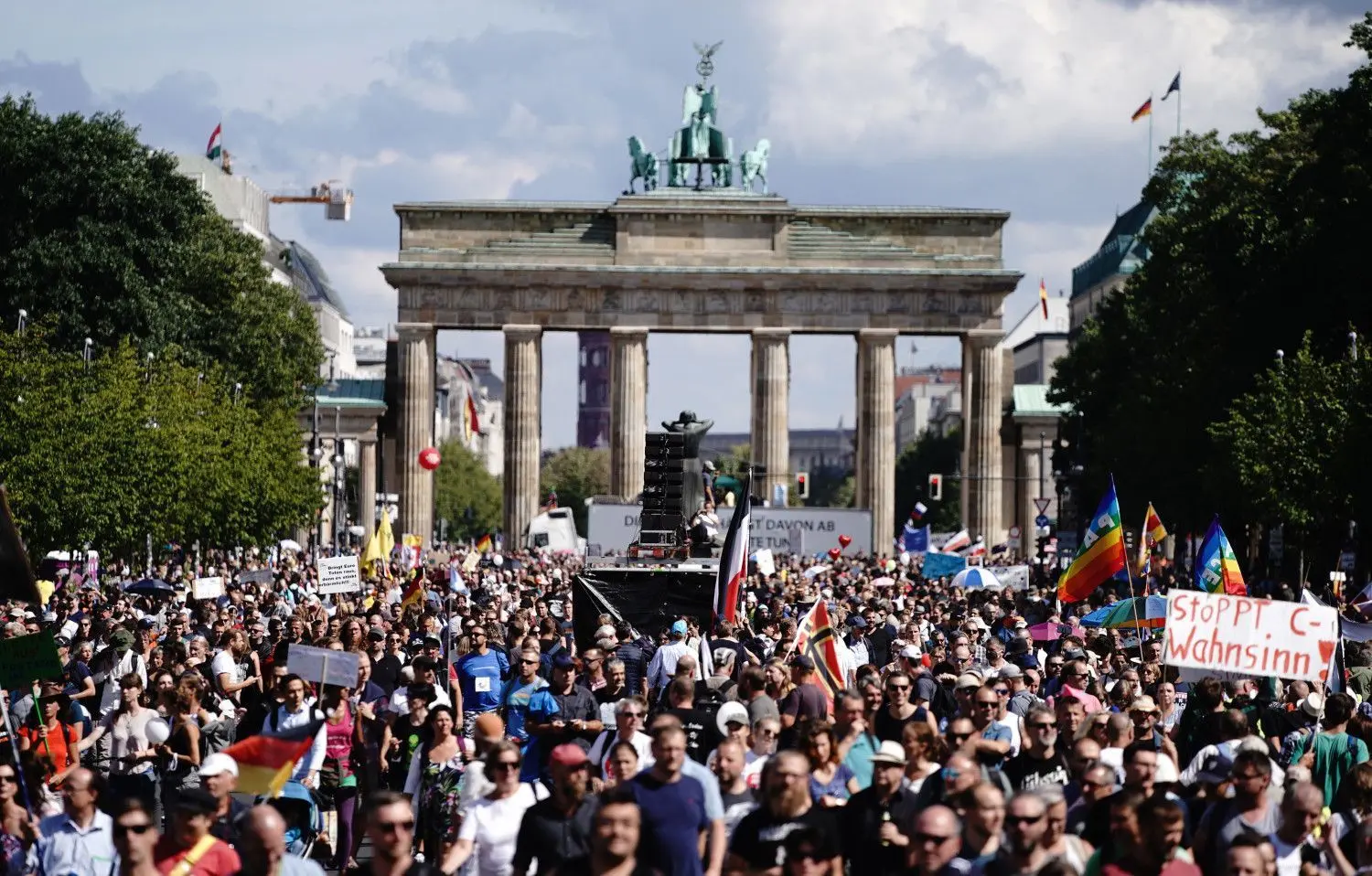 Teilnehmer der Demonstration in Berlin gegen die Corona-Maßnahmen.