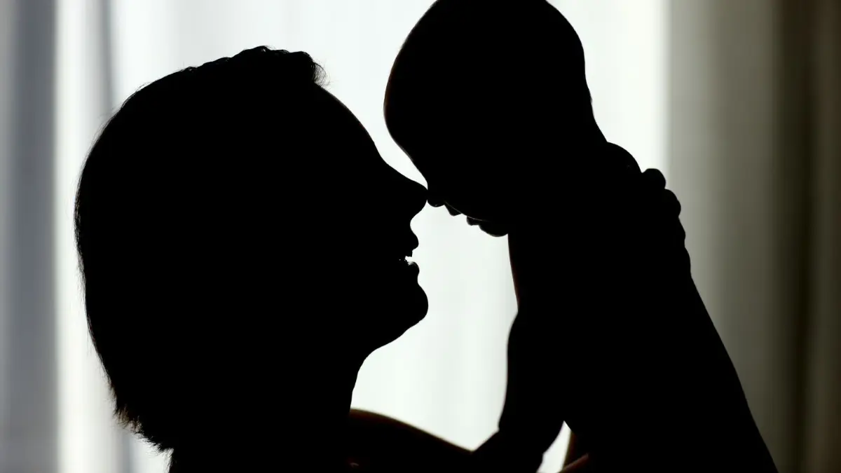 Jede fünfte 45- bis 49-Jährige in Deutschland ist kinderlos.
ILLUSTRATION - Zum Themendienst-Bericht vom 25. November 2021: Erfüllt sich ein Paar seinen Kinderwunsch durch eine Leihmutter, hat die Wunschmutter vor der Adoption nicht die Rechte wie die leibliche Mutter. Das betrifft auch das Umgangsrecht im Falle einer Trennung. Foto: Patrick Pleul/dpa-Zentralbild/dpa-tmn - Honorarfrei nur für Bezieher des dpa-Themendienstes +++ dpa-Themendienst +++
