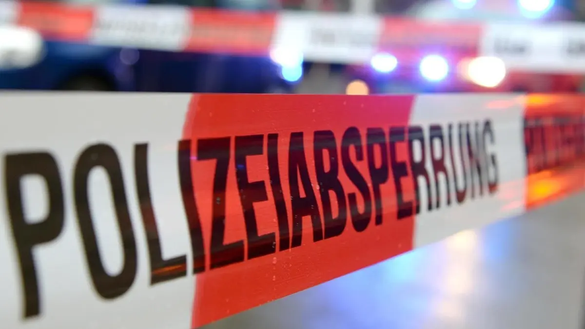 In Giengen wurde in der Brenz eine Leiche entdeckt. Die Kripo ermittelt.
ARCHIV - ILLUSTRATION - Ein Flatterband mit der Aufschrift «Polizeiabsperrung» ist am 05.11.2014 in Freiburg (Baden-Württemberg) an einem Einsatzort vor einem Feuerwehrfahrzeug mit Blaulicht zu sehen. Foto: Patrick Seeger/dpa (zu dpa: «Kinder leiden nach Familientragödien unter mangelnder Hilfe» vom 11.07.2016) +++(c) dpa - Bildfunk+++