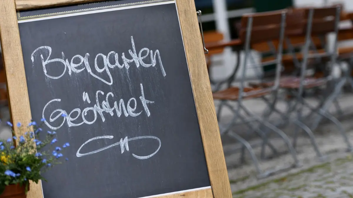 In Stadt und Landkreis wird kräftig gelockert. Noch aber ist die Pandemie nicht vorbei. Wie Landrat Heiner Scheffold die Lage beurteilt.
15.05.2021, Bayern, Seehausen: ·Biergarten geöffnet· ist vor einem Gastgarten zu lesen. Seit 10.Mai darf in bayerischen Landkreisen und Städten mit einer stabilen Sieben-Tages-Inzidenz unter 100 die Außengastronomie wieder öffnen. Foto: Angelika Warmuth/dpa +++ dpa-Bildfunk +++