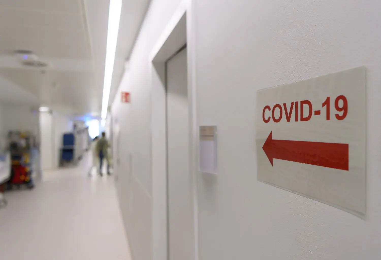 ARCHIV - 13.11.2020, Sachsen, Dresden: Ein Schild mit der Aufschrift "Covid-19" und einem Pfeil verweist auf die Corona-Intensivstation des Krankenhauses. (zu dpa: Studie: Covid-Langzeitfolgen vermehrt nach Krankenhausaufenthalten) Foto: Robert Michael/dpa-Zentralbild/dpa +++ dpa-Bildfunk +++