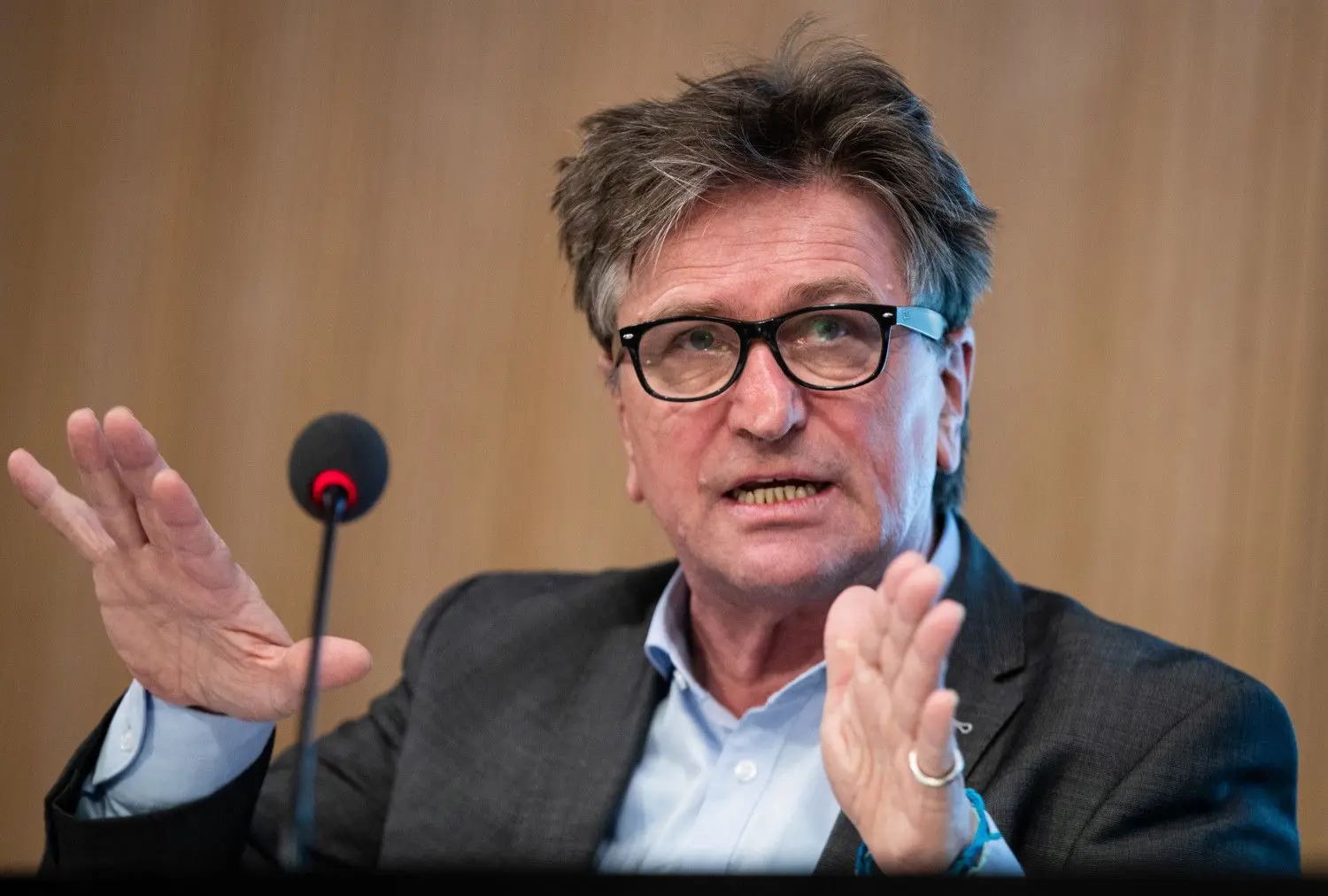 ARCHIV - 12.01.2021, Baden-Württemberg, Stuttgart: Manfred Lucha (Bündnis 90/Die Grünen), Minister für Soziales und Integration in Baden-Württemberg, spricht bei der Regierungspressekonferenz. (zu dpa: «Baden-Württemberg kritisiert Impfstoff-Verteilung des Bundes») Foto: Christoph Schmidt/dpa +++ dpa-Bildfunk +++