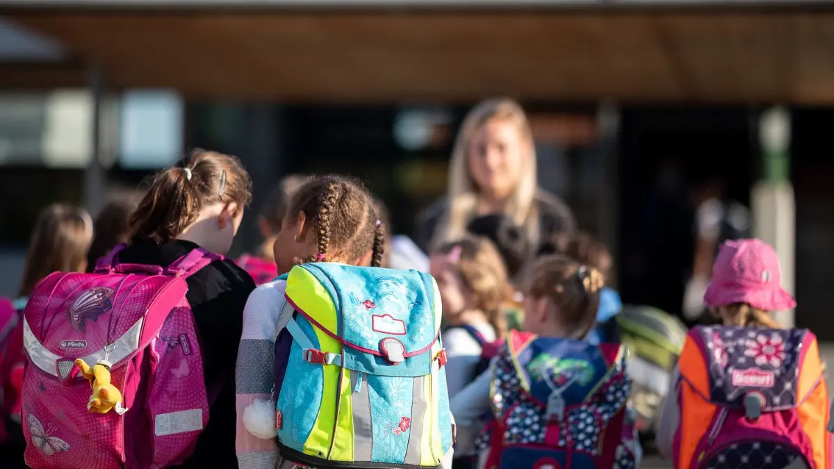 Grundschüler im Südwesten. Die Kommunen bieten sehr unterscheidliche Ganztags-Angebote. ⇥
14.09.2020, Baden-Württemberg, Hemmingen: Kinder stehen am ersten Schultag des neuen Schuljahres in einer Grundschule auf dem Hof. Unter Ausnahmebedingungen und ungewissen Vorzeichen starten 1,5 Millionen Schüler und mehr als 135 000 Lehrer in ein neues Schuljahr. Foto: Sebastian Gollnow/dpa +++ dpa-Bildfunk +++