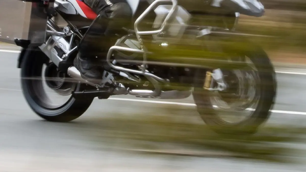 Der Fahrer einer BMW R 1250 GS stürzte auf die Fahrbahn und musste ins Krankenhaus gebracht werden.
ARCHIV - Wer mit größerem Gepäck auf Motorrad-Tour gehen will, sollte vorab ein paar Dinge beachten. Foto: Swen Pförtner/dpa/dpa-mag - Honorarfrei nur für Bezieher des Dienstes dpa-Magazin +++ dpa-Magazin +++