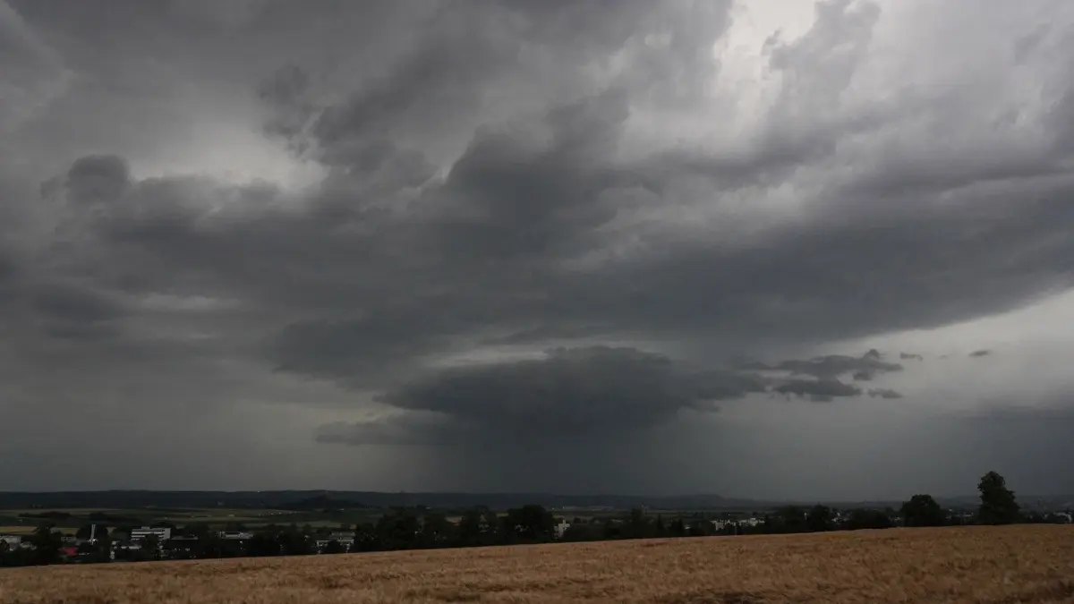 Mit starken Unwettern ist über weite Teile Baden-Württembergs auch in dieser Woche zu rechnen.
28.06.2021, Baden-Württemberg, Korntal-Münchingen: Eine Gewitter-Superzelle zieht über Gerlingen und Stuttgart-Weilimdorf Richtung Feuerbach und die Innenstadt von Stuttgart. Ein starkes Unwetter ist über weite Teile Baden-Württembergs hinweggezogen und hat dabei große Schäden angerichtet. Foto: Andreas Rosar/dpa +++ dpa-Bildfunk +++