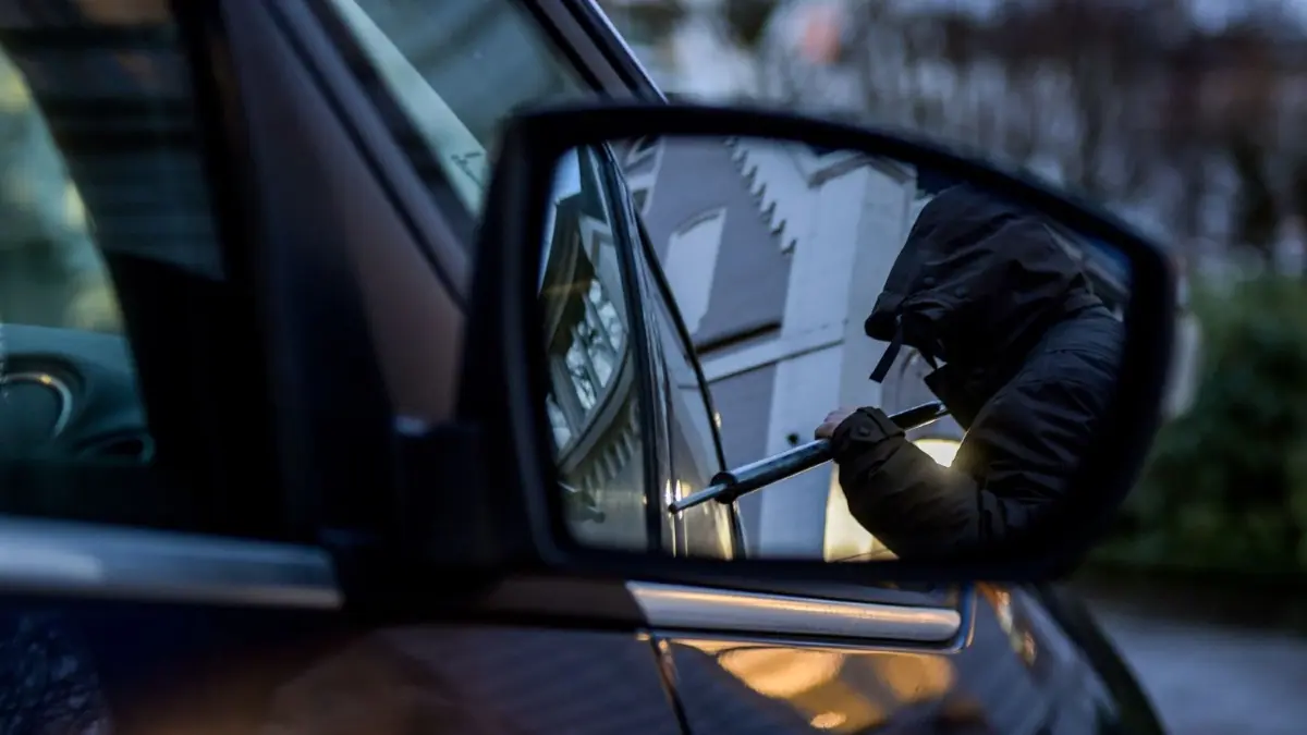 Für die Ermittlung gegen zwei mutmaßlichen Autodiebe im Landkreis Potsdam-Mittelmark, hat die Kriminalpolizei am Dienstag die Wohnungen und Fahrzeughallen der Verdächtigen durchsucht (Symbolbild).
ARCHIV - 22.12.2017, Hamburg: ILLUSTRATION - Ein Mann versucht eine Autotür mit einer Metallstange aufzubrechen (gestellte Szene). (zu "Autodiebstähle in Sachsen-Anhalt") Foto: Axel Heimken/dpa +++ dpa-Bildfunk +++ | Verwendung weltweit