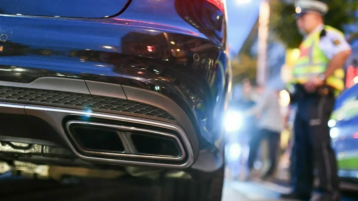Auf der A8 bei Ulm hat wohl ein illegales Autorennen stattgefunden. Wie die Polizei berichtet, fielen ein Ferrari und ein Porsche durch ihre rasante Fahrweise in Richtung München auf. (Symbolbild)
Polizeibeamte kontrollieren sogenannte Autoposer. Illegale Autorennen können seit zwei Jahren härter bestraft werden. Es sind nicht die einzigen Verkehrsteilnehmer, die der Polizei Sorge bereiten. +++ dpa-Bildfunk +++