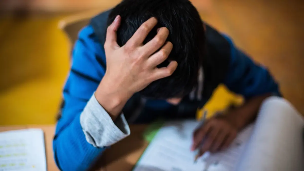 Homeschooling, Kontaktbeschränkungen, kaum Freizeitmöglichkeiten: Die Corona-Pandemie trifft viele Kinder und Jugendliche hart. Und bleibt nicht folgenlos. (Symbolfoto)
Ein Junge sitzt grübelnd in der Hausaufgabenhilfe an seinen Schularbeiten. Millionen Kinder und Jugendliche wachsen in Armut auf - mehr als jeder fünfte Heranwachsende. Ein ungelöstes Problem. Eine Analyse warnt vor einer Verschärfung infolge der Corona-Krise. +++ dpa-Bildfunk +++