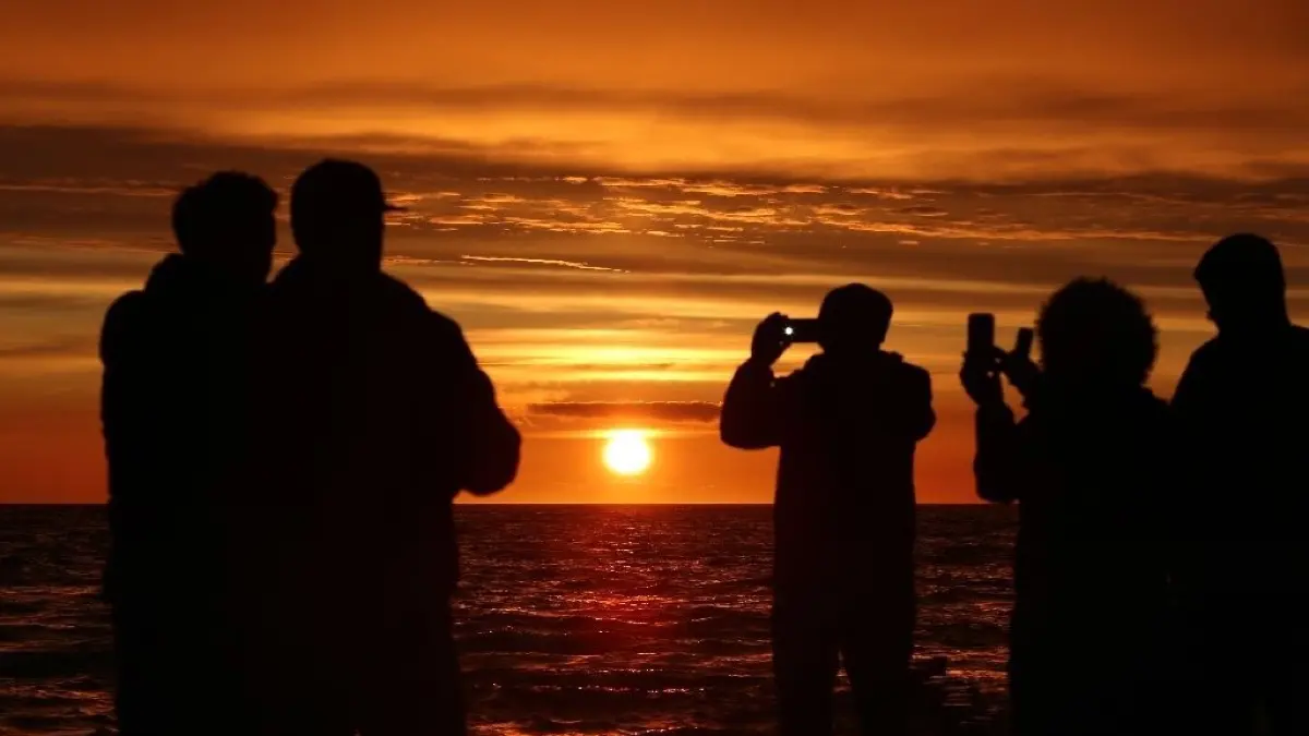 Urlaubsfotos mit Familie oder aus dem selbst geschaffenen Paradies sind jetzt in der MOZ-Redaktion Eberswalde willkommen. (Symbolbild)
Urlauber genießen am 27.03.2016 in Vitte auf der Ostsee-Insel Hiddensee (Mecklenburg-Vorpommern) den Sonnenuntergang. Die Tourismusbranche in Mecklenburg-Vorpommern rechnet - wie im Vorjahr- mit gut 200.000 Besuchern zu Ostern. Foto: Bernd Wüstneck/dpa +++(c) dpa - Bildfunk+++ | Verwendung weltweit