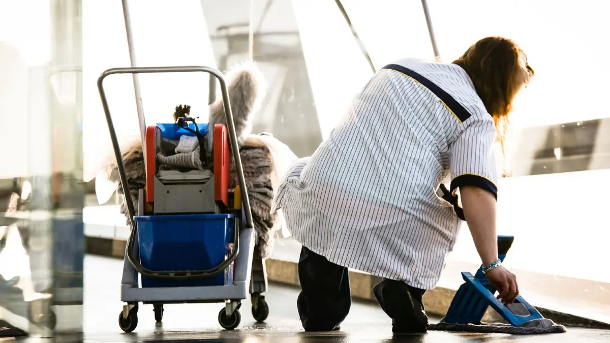Mehr Euro für die Arbeit mit dem Wischmopp: Ab Januar bekommen Reinigungskräfte mindestens 10,05 Euro pro Stunde. Die Gebäudereiniger-Gewerkschaft IG BAU rät zum Lohn-Check. ⇥
Mehr Euro für die Arbeit mit dem Wischmopp: Ab Januar bekommen Reinigungskräfte mindestens 10,05 Euro pro Stunde. Die Gebäudereiniger-Gewerkschaft IG BAU rät zum Lohn-Check. Foto: IG BAU