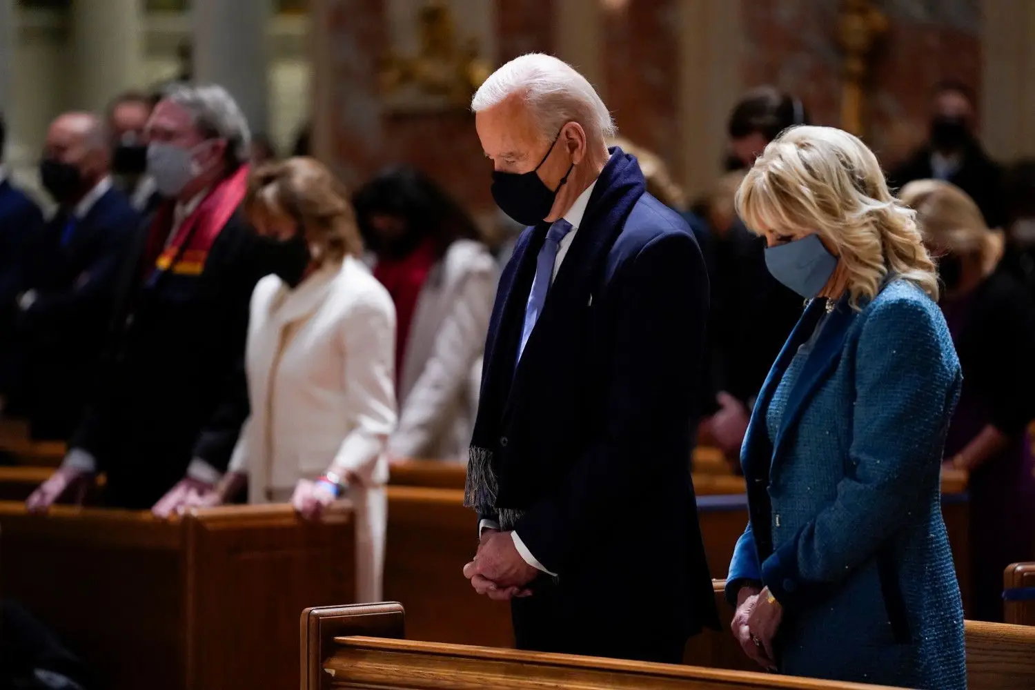Der designierte US-Präsident Joe Biden und seine Frau Jill Biden besuchen die Messe in der Kathedrale St. Matthew the Apostle während der Feierlichkeiten zu seinem Amtsantritt. Die Vereidigung von Biden als 46. US-Präsident besiegelt am (heutigen) Mittwoch das Ende der Amtszeit von Präsident Trump.