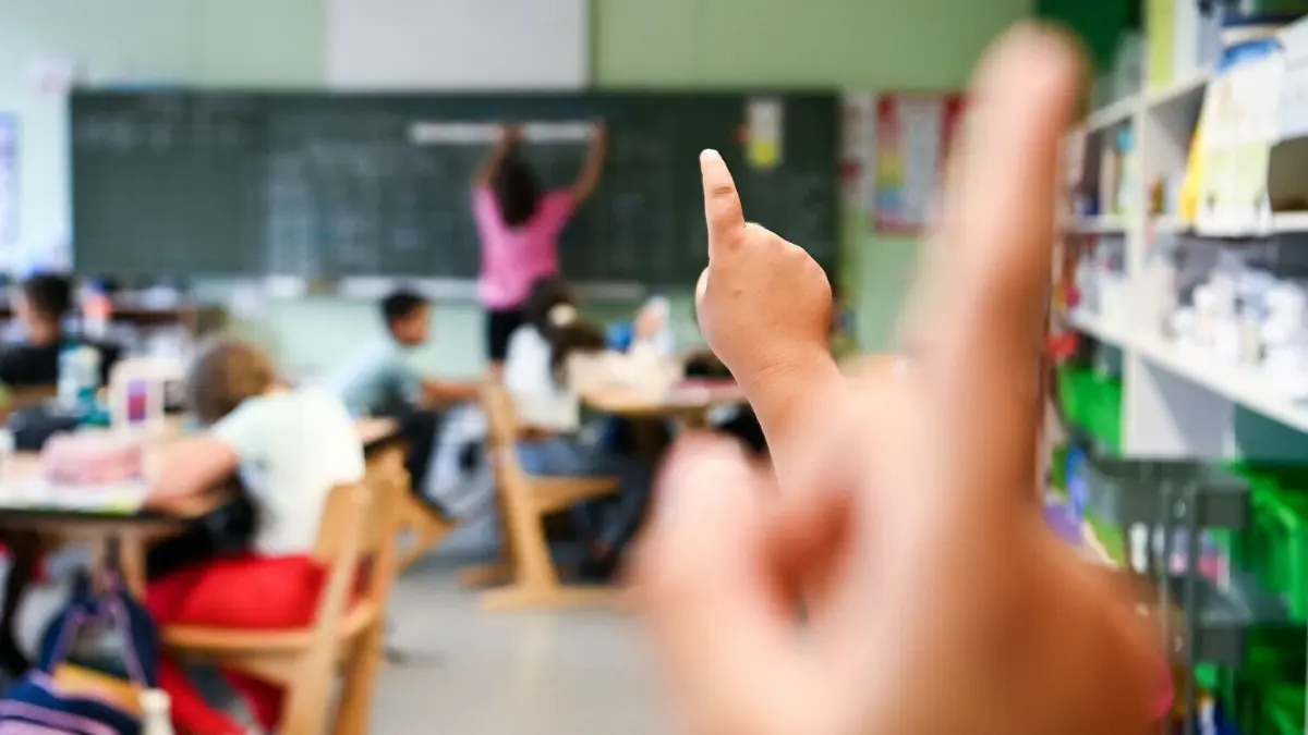 Schüler einer Grundschule im Unterricht (Symbolfoto). Für die Sechstklässler steht in Brandenburg der Schulwechsel an. Eine wichtige Entscheidung für Kinder und Eltern. Manch Grundschüler geht auch schon nach der vierten Klasse an eine weiterführende Schule.
22.08.2022, Berlin: Schüler der Klasse 4b der Schule in der Köllnischen Heide in Neukölln melden sich zum Beginn des neuen Schuljahres mit ihren Nachfragen zum neuen Stundenplan. Foto: Jens Kalaene/dpa +++ dpa-Bildfunk +++