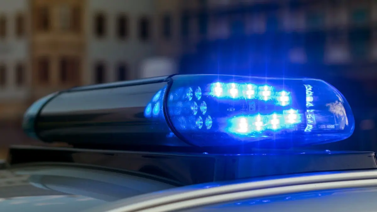(Symbolfoto) In der Nacht zum Freitag versuchte in Dresden ein Fordfahrer vor der Polizei zu fliehen. Nachdem der 38–Jährige einen Polizeiwagen crashte, war es mit der Flucht aber vorbei.