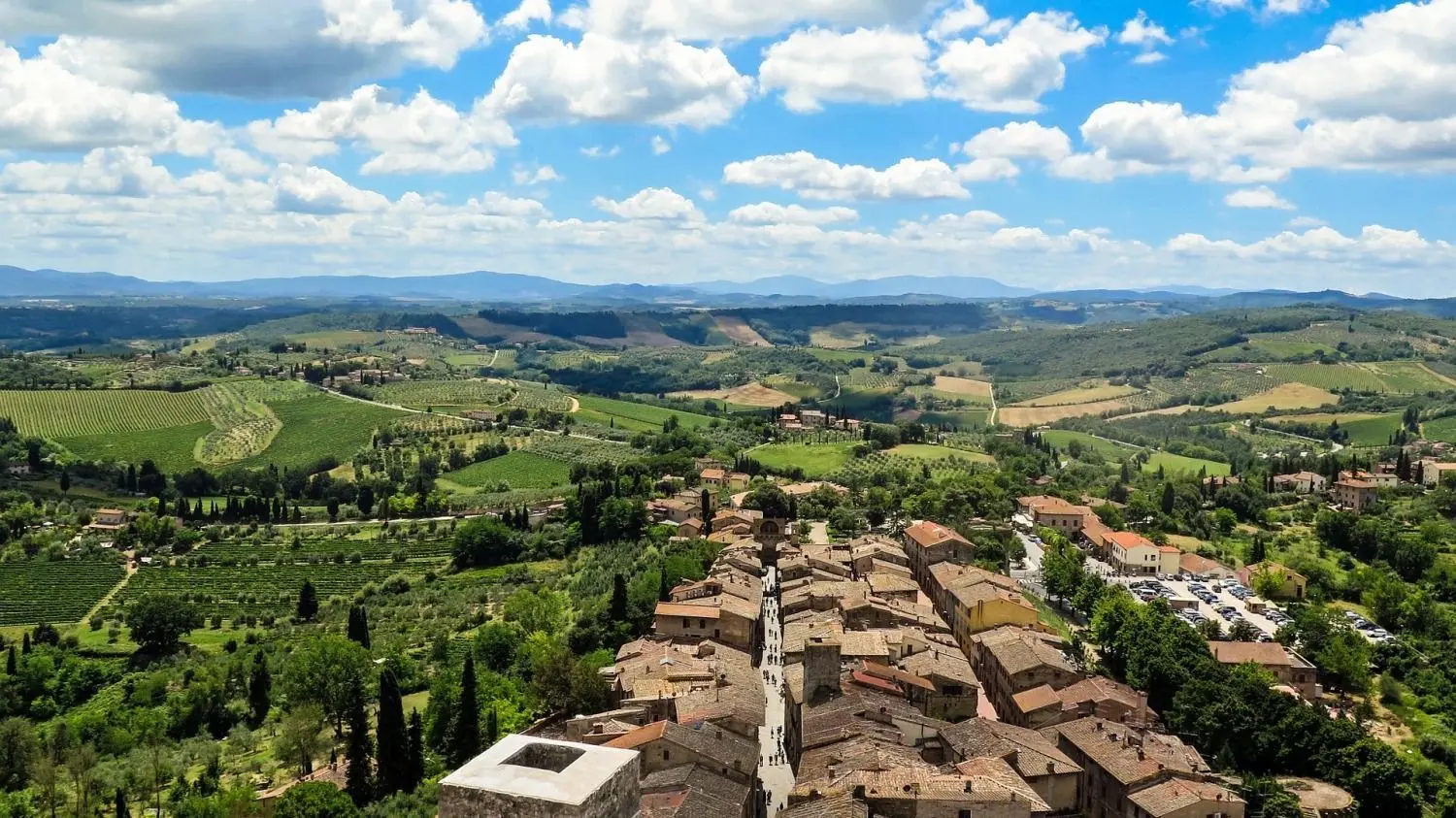 Schöne Altstädte, sattes Grün, Weinberge, Olivenhaine und Zypressen sind typisch für die Toskana. Die Region ist ein beliebtes Urlaubsziel in Italien. Wie sieht es 2021 mit Reisen dorthin aus?