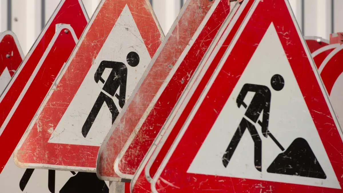 Achtung: Auf der B 27 bei Dußlingen wird wegen Straßenarbeiten eine Baustelle eingerichtet.
ARCHIV - ILLUSTRATION - Verkehrsschilder für eine Baustelle stehen am 17.03.2014 in Stuttgart (Baden-Württemberg) hintereinander. Nach Ansicht des NRW-Verkehrsministers Wüst ist der Ärger staugeplagter Autofahrer über vermeintlich brach liegende Baustellen nicht auf Fachkräftemangel im Bau zurückzuführen. (zu dpa «Minister Wüst: Dauerbaustellen in NRW nicht wegen Fachkräftemangels») Foto: Sebastian Kahnert/dpa +++(c) dpa - Bildfunk+++