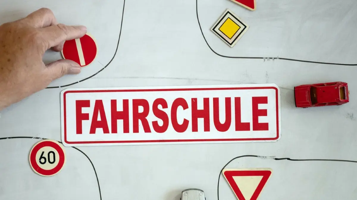 Von den steigenden Benzin- und vor allem Dieselpreisen sind auch Fahrschulen zwischen Oranienburg und Gransee betroffen. Sie reagieren unterschiedlich auf den Anstieg. Einige wollen die Kosten auf Fahrschüler umlegen.
ARCHIV - 13.04.2018, Niedersachsen, Göttingen: ILLUSTRATION - Ein Magnet mit der Aufschrift «Fahrschule» ist an einer Wandtafel mit verschiedenen Verkehrsymbolen zu sehen. (zu dpa "Fahrschulverbände kritisieren Pläne für Online-Theorieunterricht") Foto: Swen Pförtner/dpa +++ dpa-Bildfunk +++