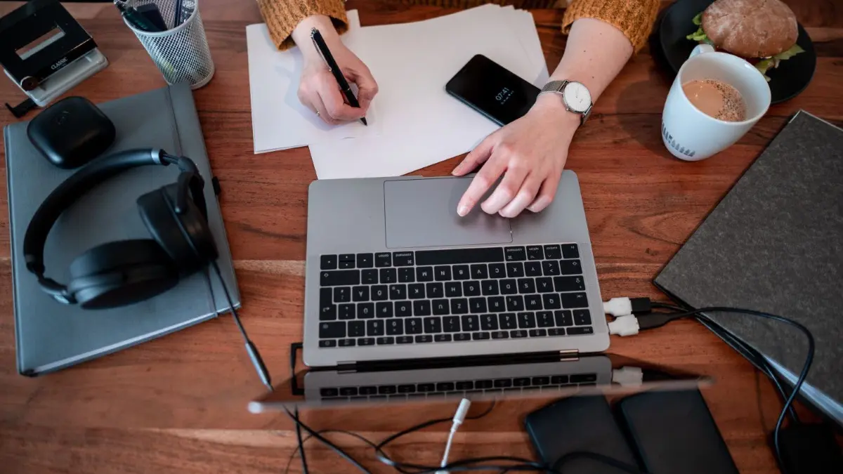 Immer mehr Menschen arbeiten zu Hause. Ab kommender Woche dürften es auch in Oberhavel noch mehr werden.
19.01.2021, Nordrhein-Westfalen, Oberhausen: ILLUSTRATION - Eine Frau sitzt mit einem Laptop an einem Tisch im Homeoffice. Angesichts der kritischen Corona-Lage müssen sich die Menschen in Deutschland auf längere Beschränkungen bis in den Februar gefasst machen. Dazu könnten auch neue Vorgaben zu stärker schützenden Masken und zum Arbeiten von zu Hause kommen, wie vor Beratungen von Kanzlerin Merkel (CDU) und den Ministerpräsidenten der Länder am Dienstag deutlich wurde. (Zu dpa «Lockdown wohl bis Februar - Schutzmasken und Homeoffice im Blick») Foto: Fabian Strauch/dpa +++ dpa-Bildfunk +++